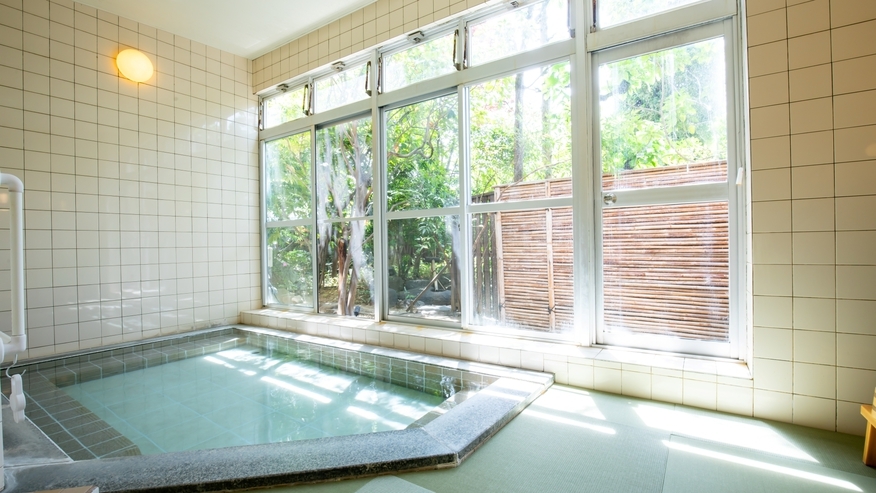 源泉かけ流しの浅間温泉や館内を彩る古美術の数々に心も体もほぐれる／21時チェックイン可【素泊まり】