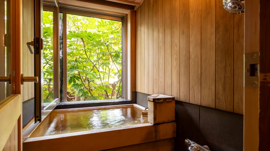 *【部屋一例／特別室すずらん（1階）】客室内の半露天風呂からはお庭を眺められます。