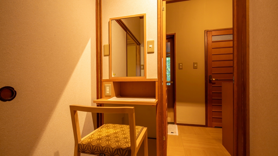 *【部屋一例／特別室すずらん・りんどう】洗面所とトイレは2か所ございますので、グループでも快適です。