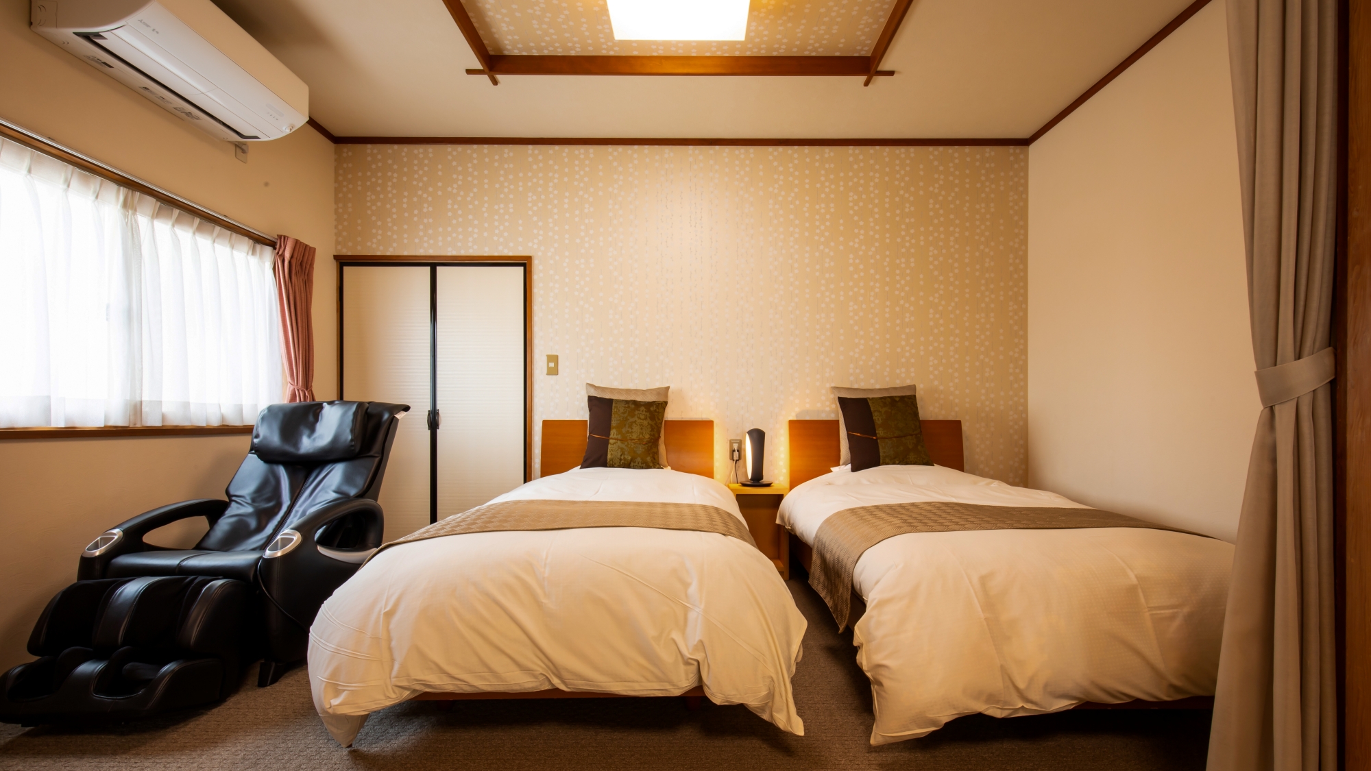 *【部屋一例／特別室こまくさ（2階）】マッサージチェア付きのベッドルームで癒しのひと時を。