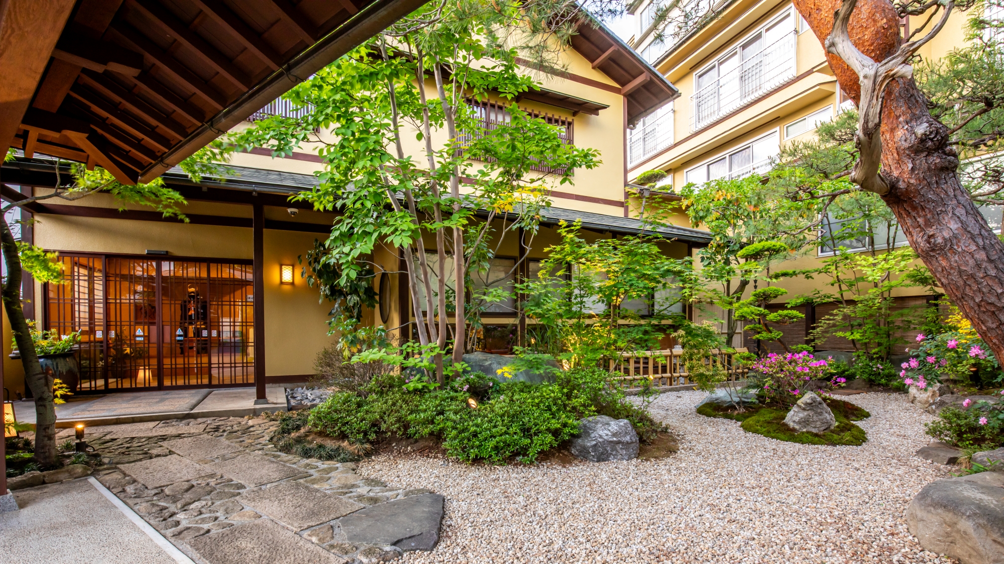 *【外観・庭】季節の花と緑がならぶ石敷きのお庭がお客様をお出迎えいたします。