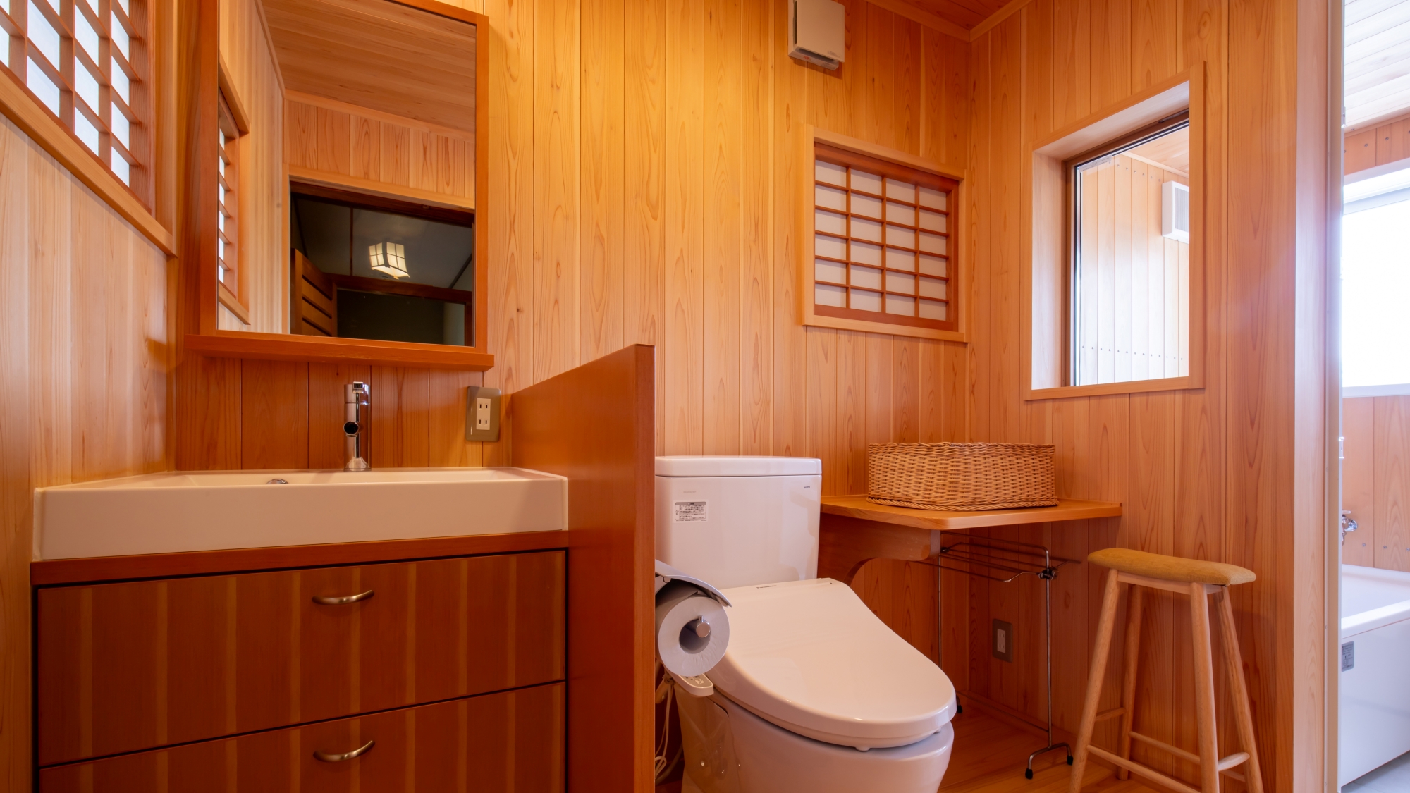 *【部屋一例／乗鞍（2階）】水回りは快適にご利用いただける洗浄機付きトイレを設置。