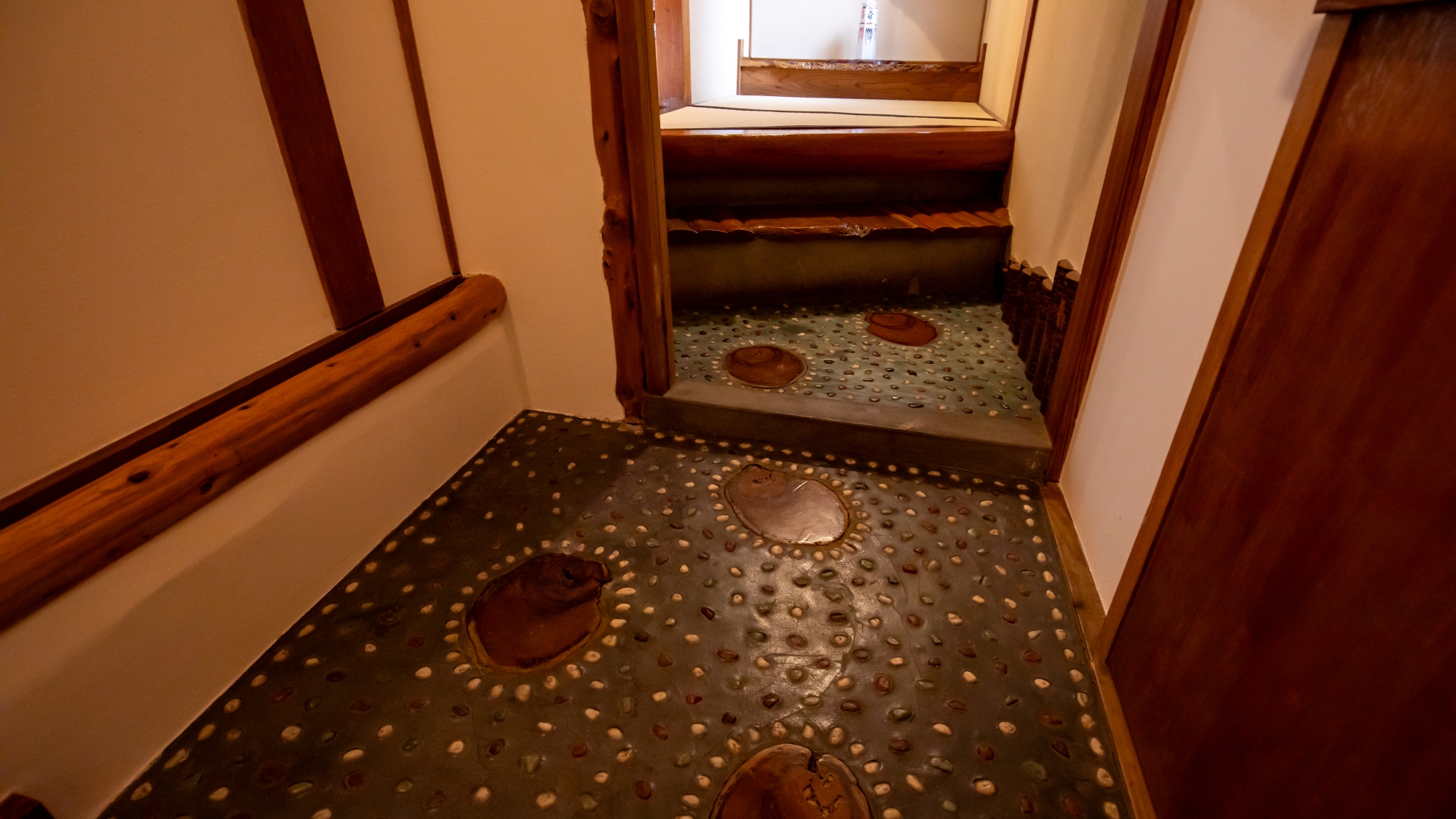 *【特別ラウンジ・美（うつくし）】入口階段の木目を生かした特別仕様の床も見どころの一つ。