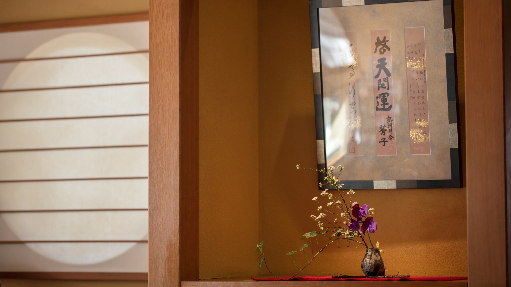 *【館内】受け継いできた古美術におもてなしの生け花を添えて、お出迎えいたします。