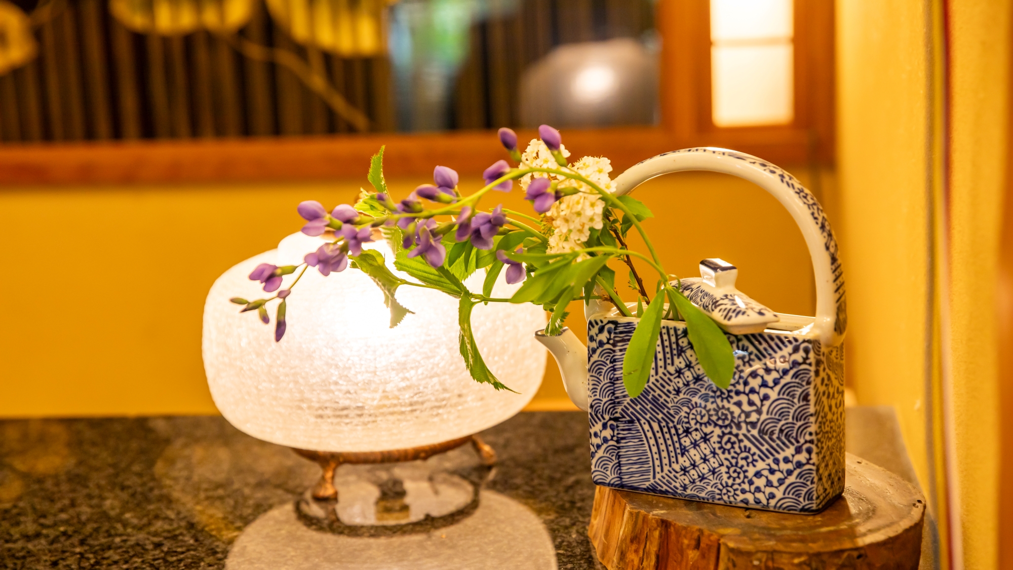 *【季節の生け花】若女将の生ける季節の花々。花器との組み合わせもお楽しみください。