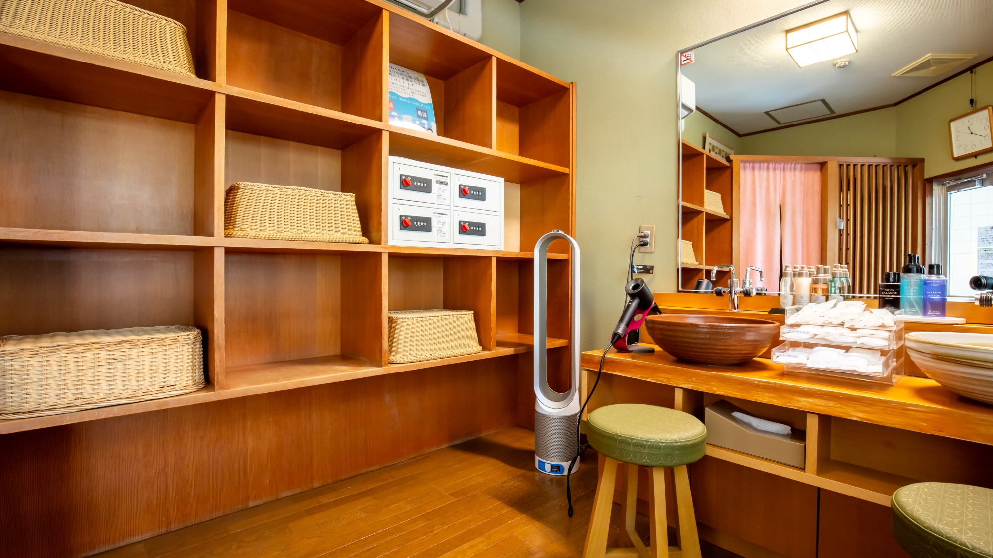 *【大浴場・夕映え】コンパクトにまとまった脱衣所。ドライヤー化粧水などもご用意しております。