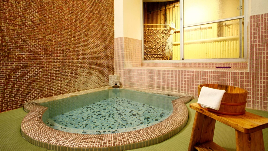 ・浴槽や壁は、昭和初期のレトロなタイルを使用