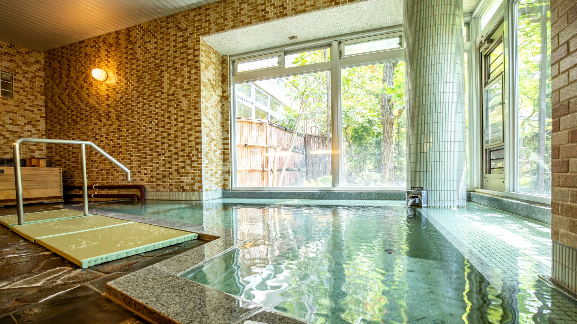 *【大浴場・芙蓉】大きな窓と湯舟が開放的な芙蓉。源泉かけ流しの温泉とお庭の緑を眺めてリラックス。