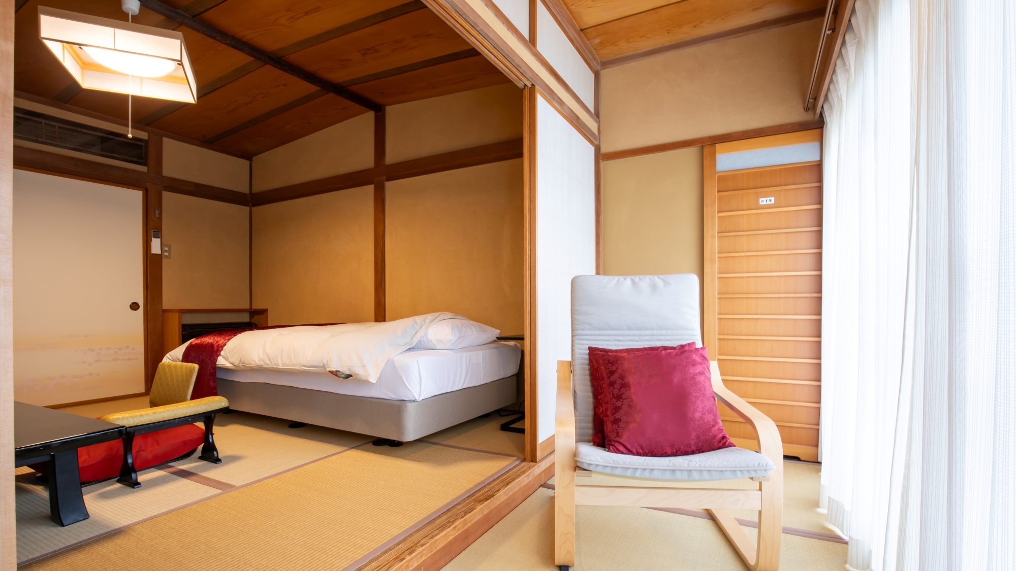 *【部屋一例／8畳和室穂高（2階）】広縁では、おくつろぎ用の椅子をご用意しております。