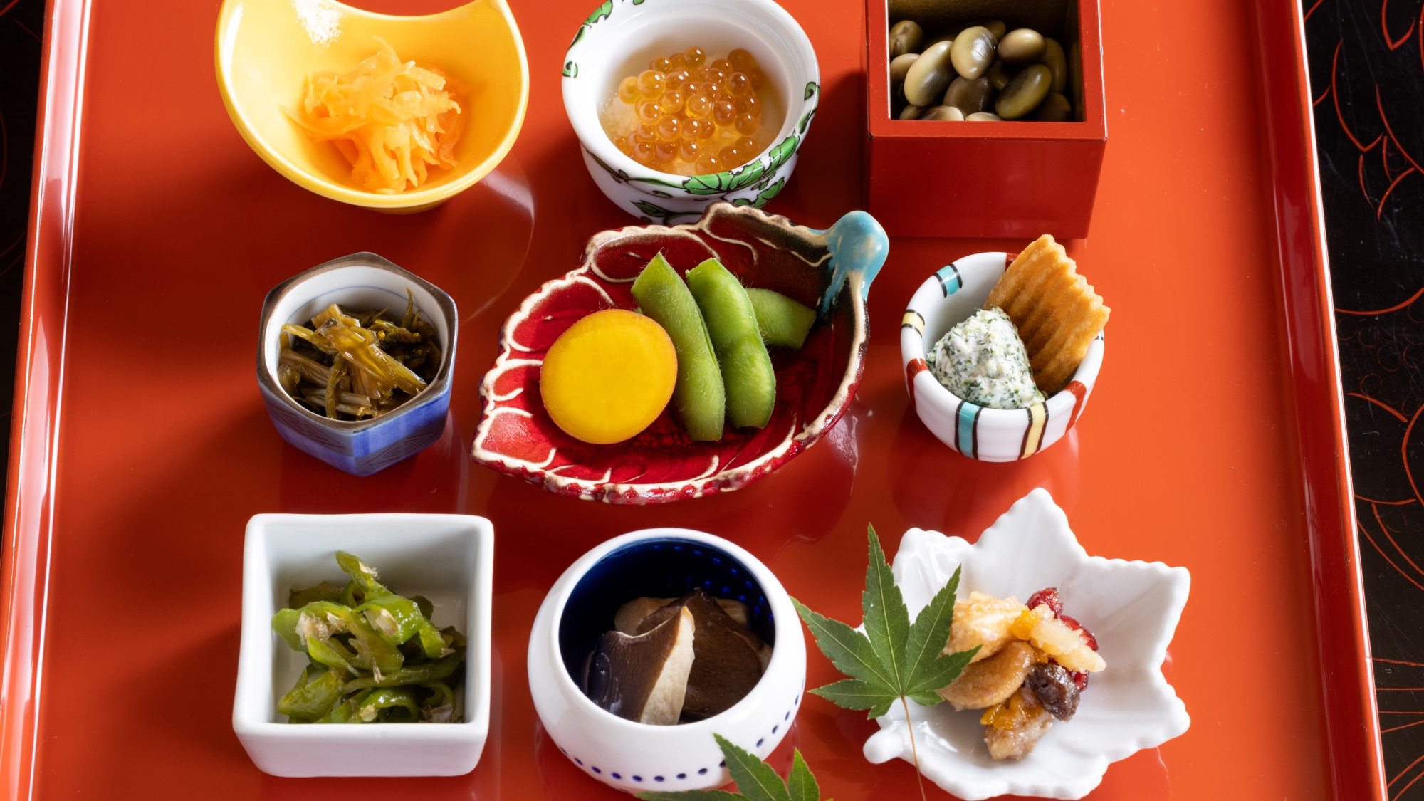 *【夕食一例】代々受け継ぐ鮮やかな木曽漆器で運ぶ前菜は信州の旬を大いに感じられ、お酒も進みます。