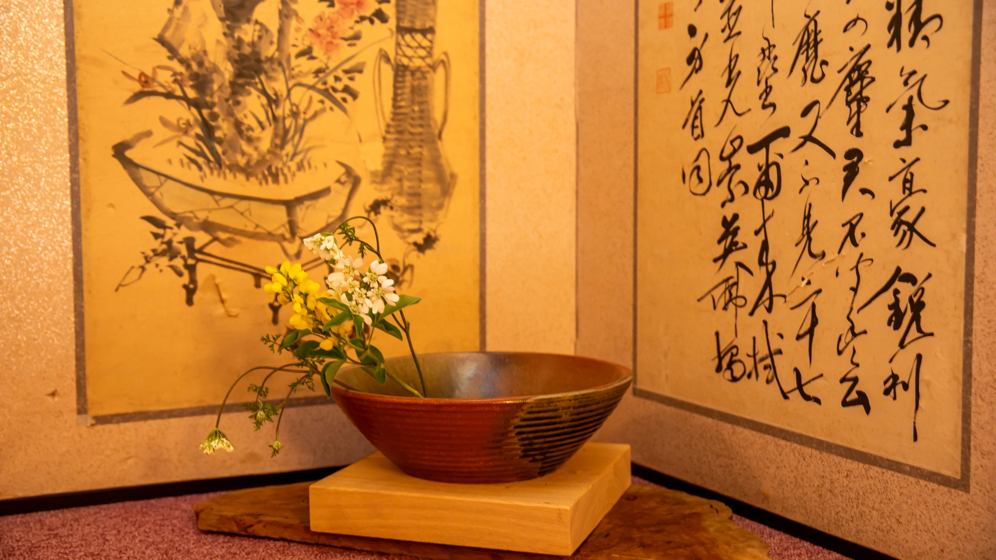 *【季節の生け花】若女将の生ける季節の花々。古美術に描かれた花との対比も興味深いです。