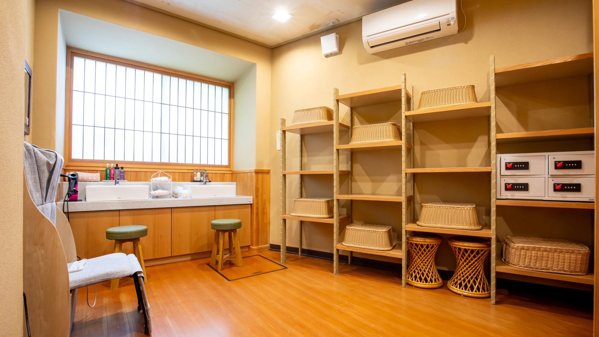 *【大浴場・芙蓉】広々とした脱衣所。混雑感知センサーで混雑を避けて入浴できます。