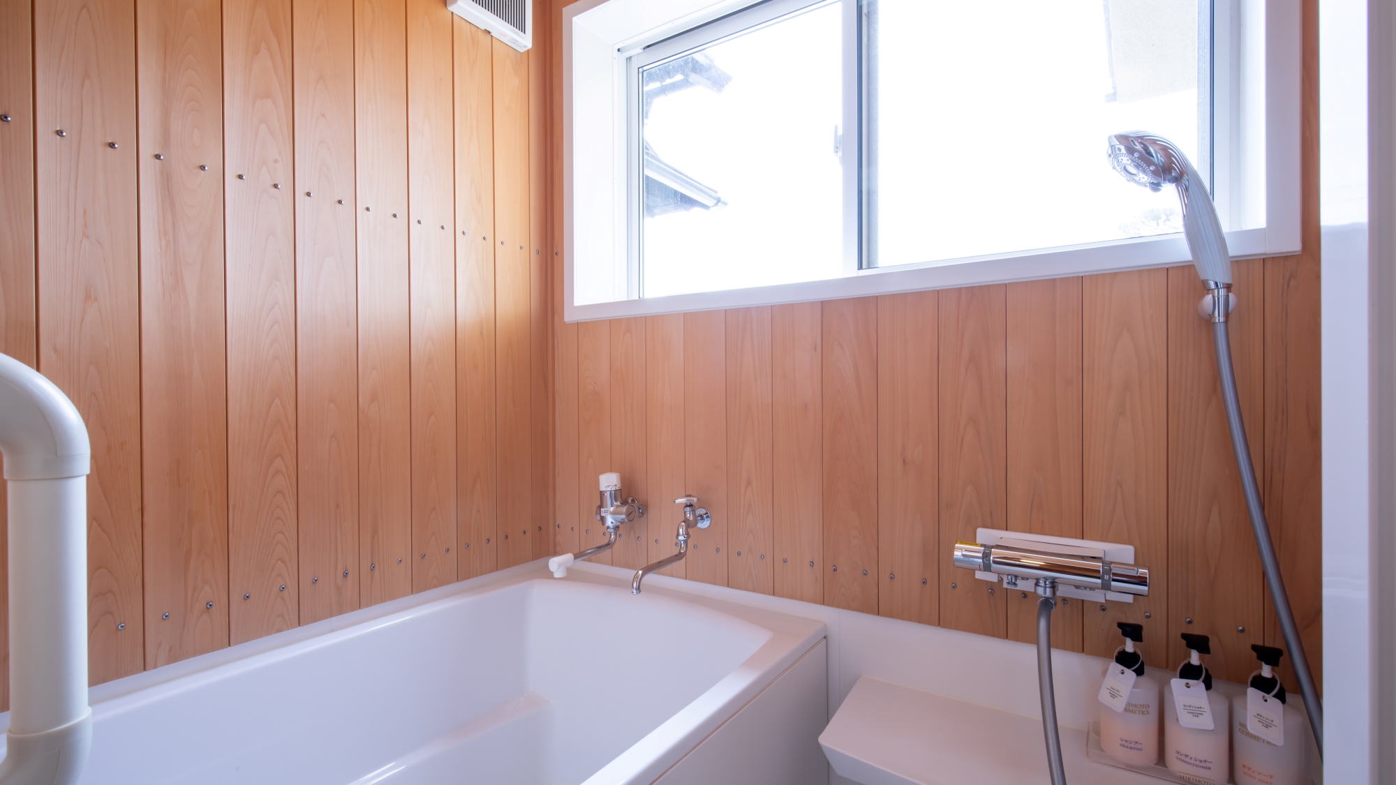 *【部屋一例／10畳和室乗鞍（2階）】檜が香る浴室では、温泉をお楽しみいただけます。