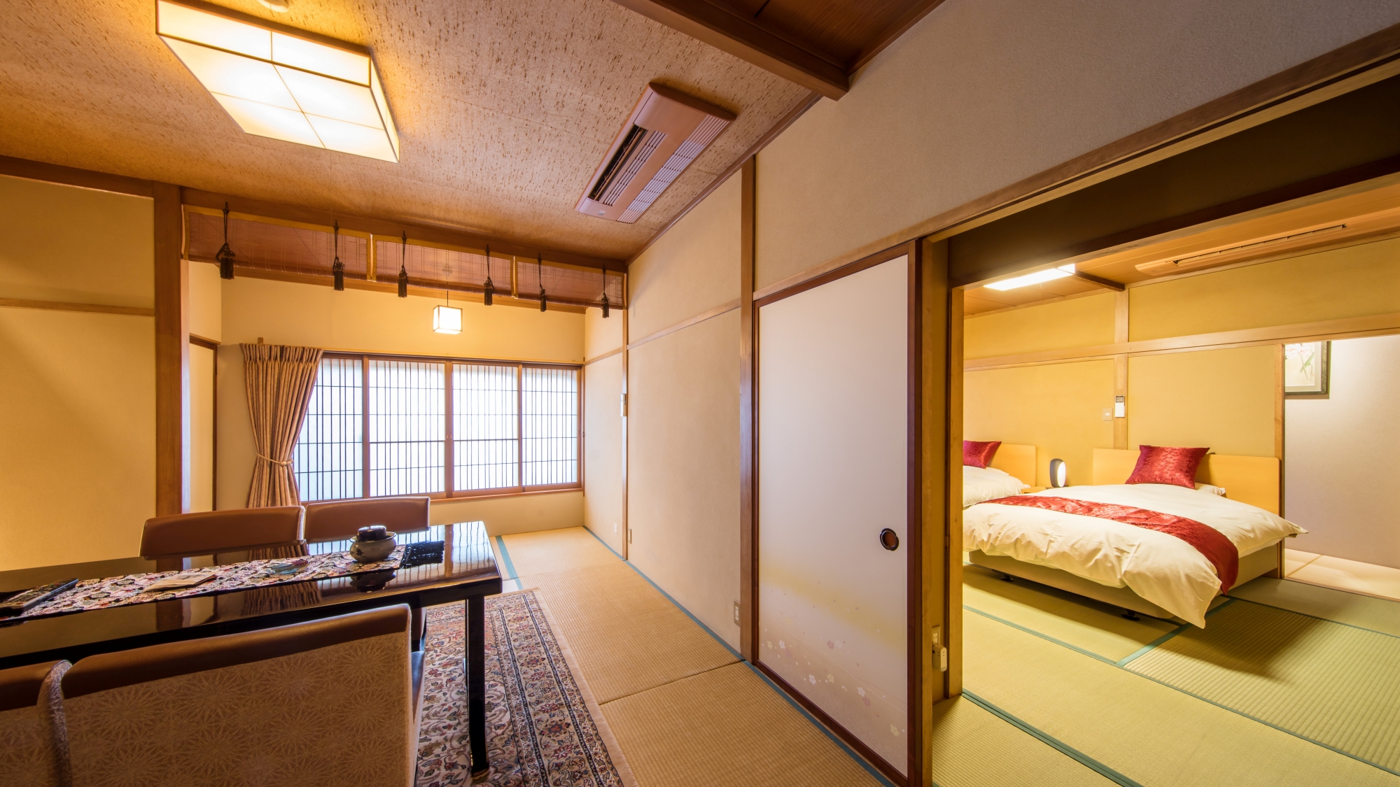 *【部屋一例／特別室すずらん・りんどう】10畳のダイニングとベッドルームをご用意したお部屋。