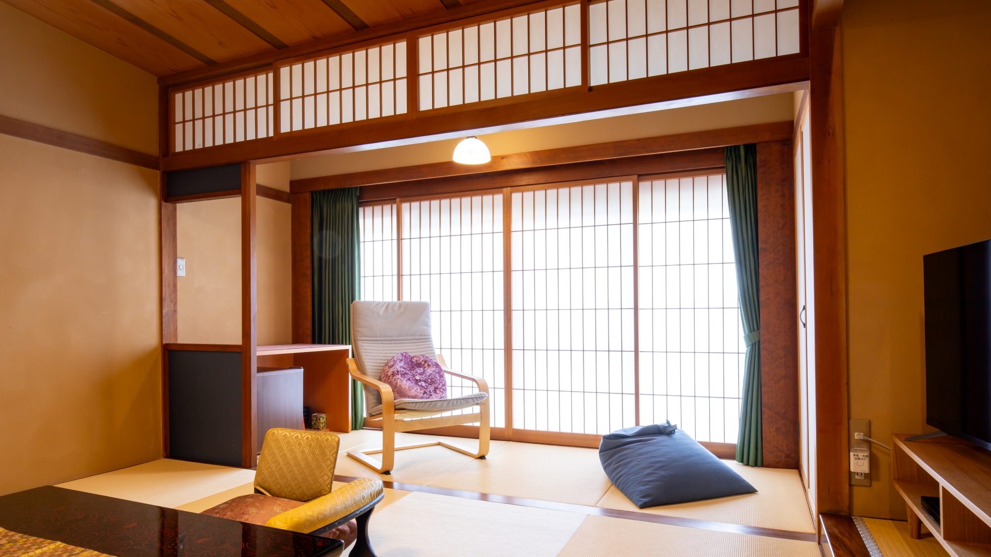 *【部屋一例／10畳和室乗鞍（2階）】窓際におくつろぎ用のいすやクッションをご用意しました。