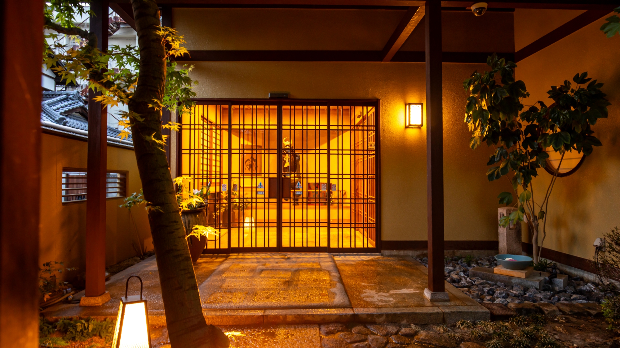 *【外観】柔らかな明かりが玄関までの道を照らします。