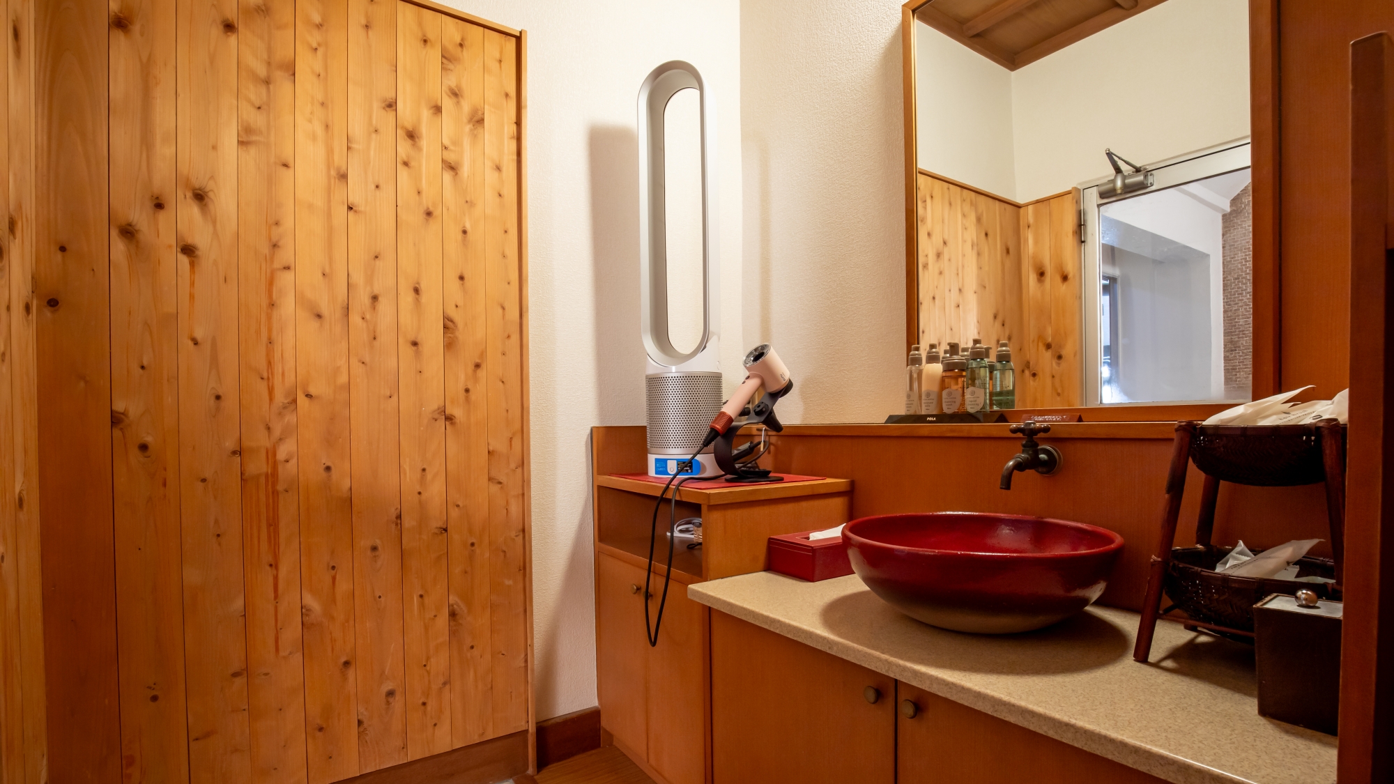 *【貸切風呂】脱衣所には扇風機やドライヤーもあり、お風呂上りも快適です。