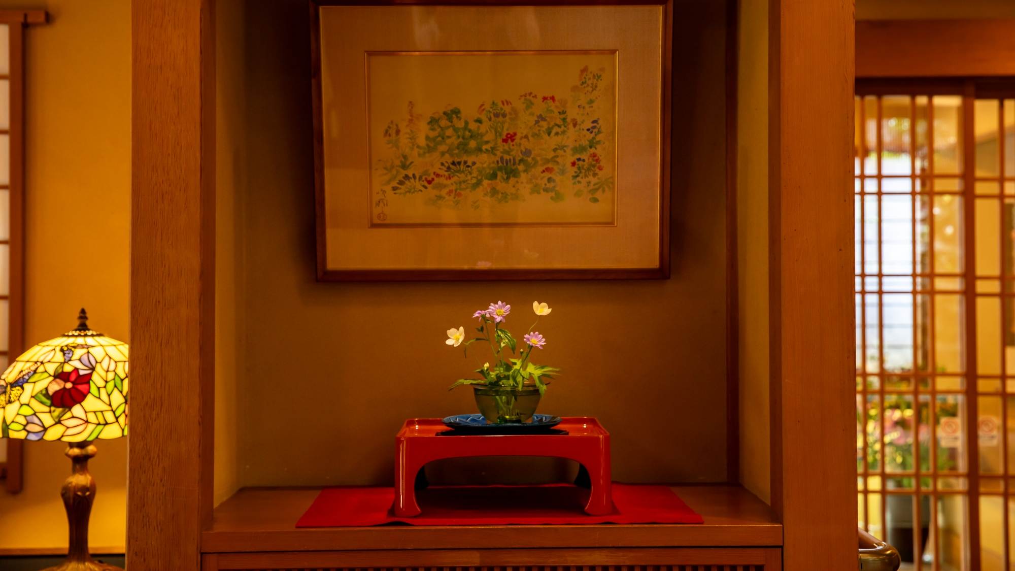 *【季節の生け花】館内のいたるところに若女将の生けた季節の花々が飾られています。