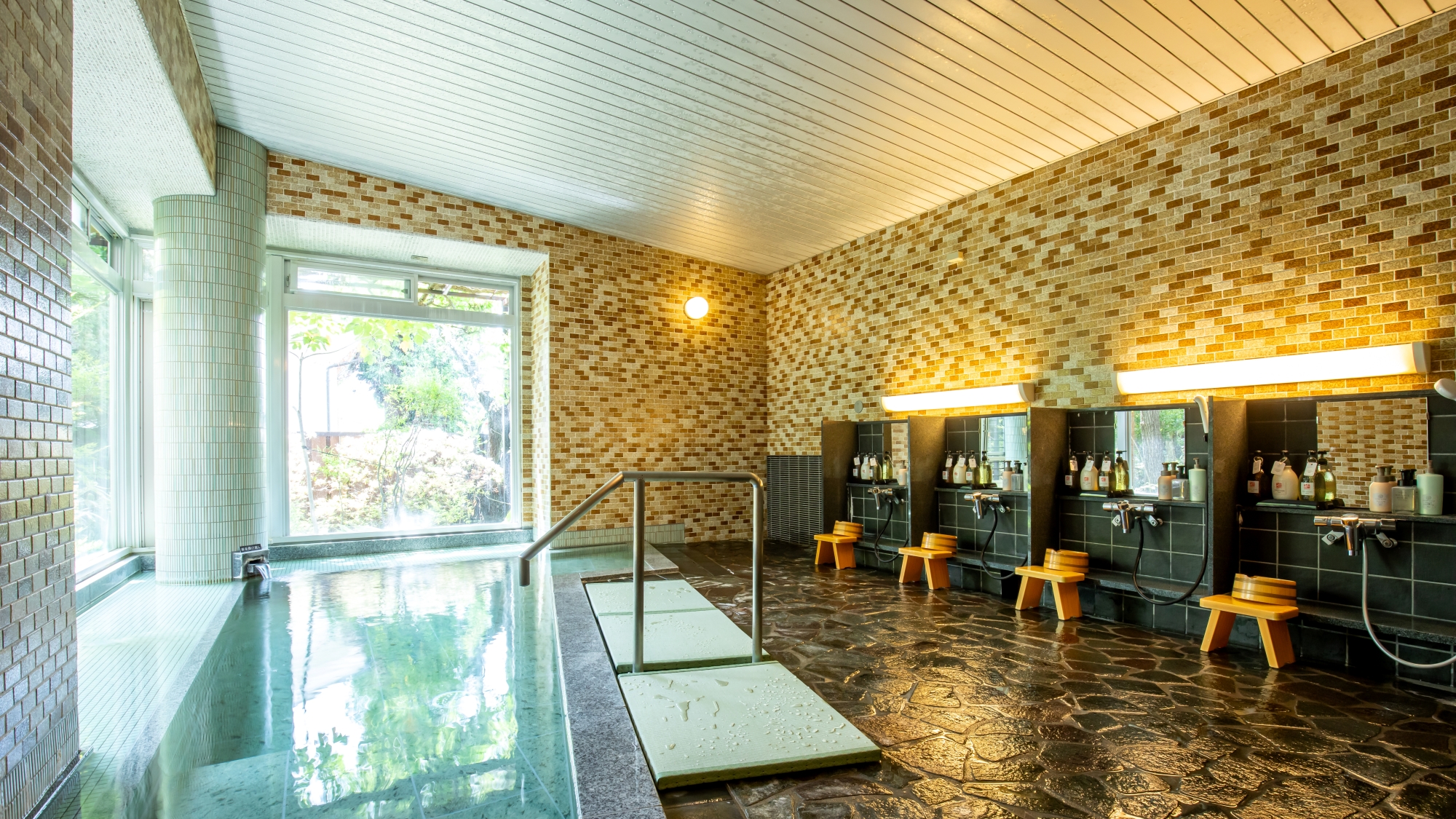 *【大浴場・芙蓉】大きな窓と湯舟が開放的な芙蓉。洗い場も広々としています。