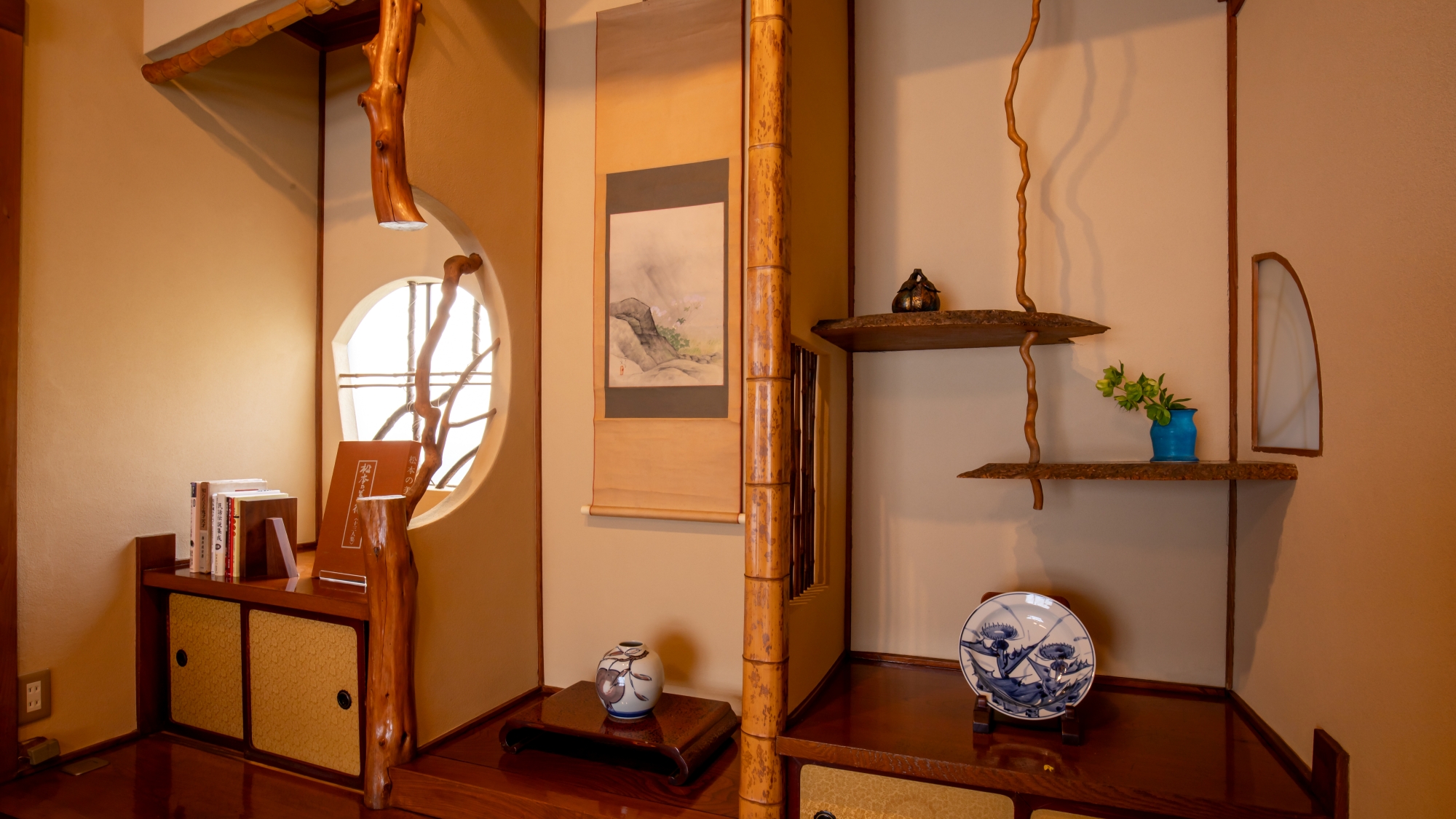 *【特別ラウンジ・美（うつくし）】床の間は樹を活かした見事な造りで、現代では再現が難しい手仕事です。