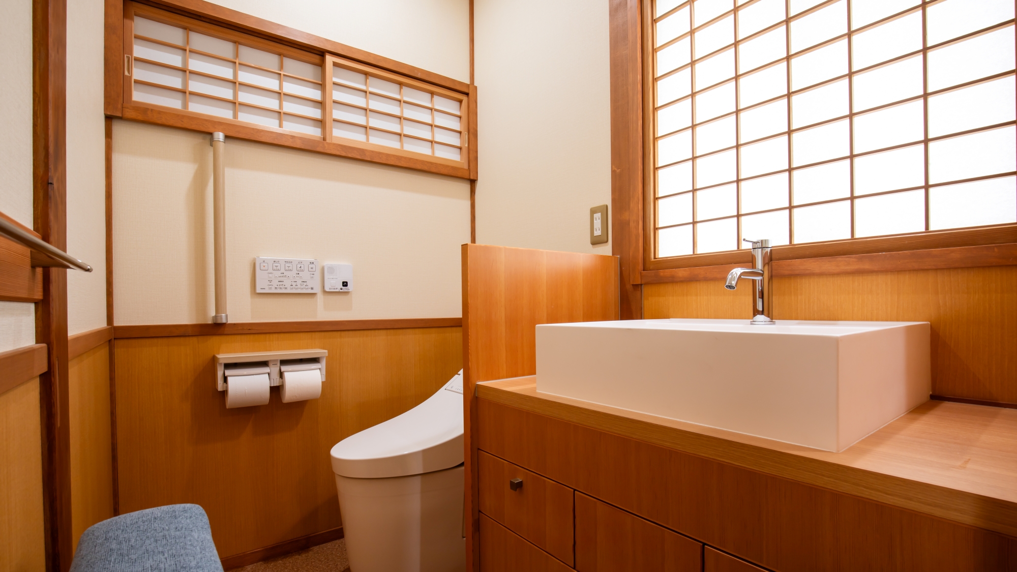 *【部屋一例／12.5畳和室槍（3階）】明るい水回りには快適な洗浄機付きトイレを設置。