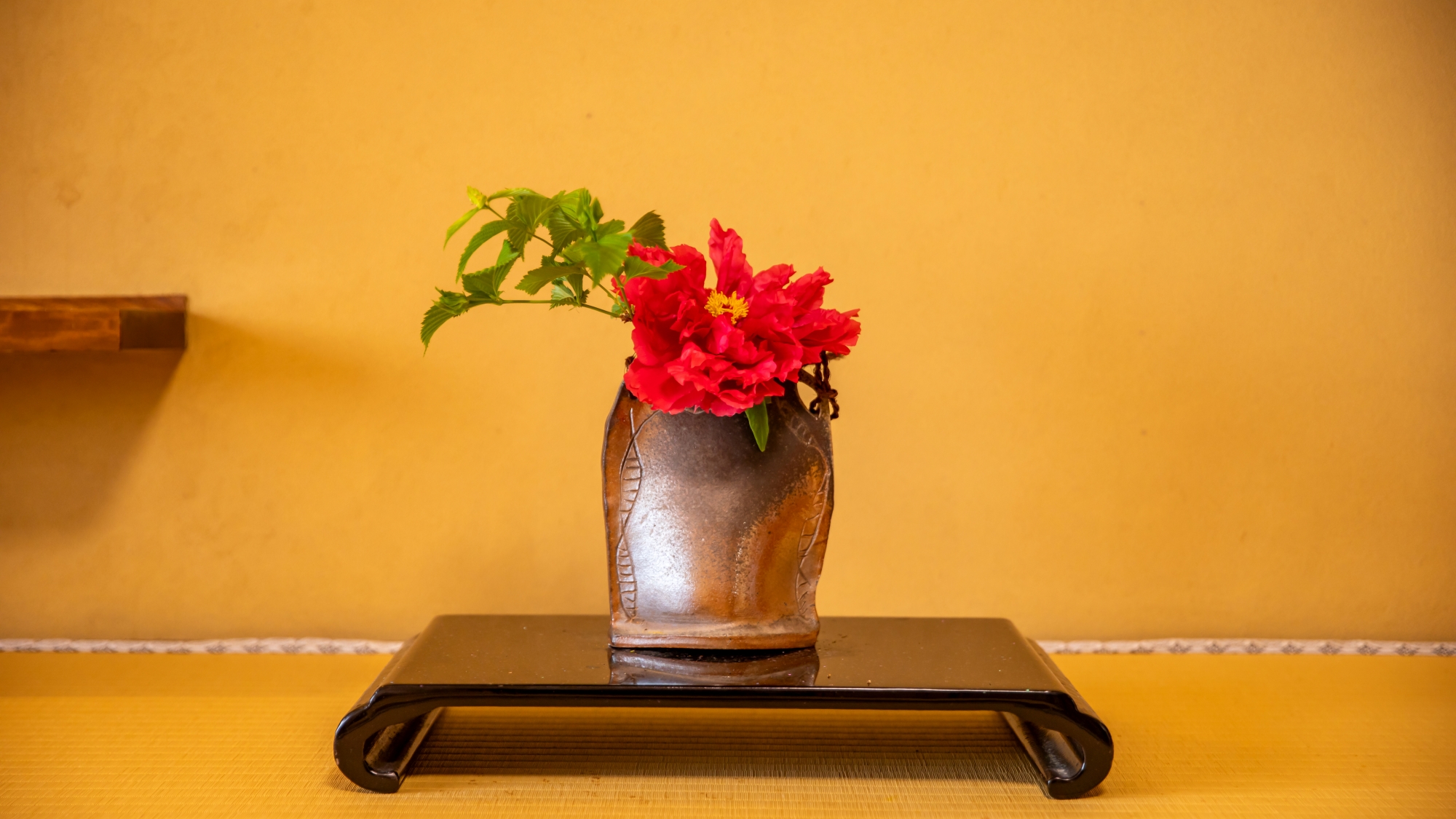 *【季節の生け花】おもてなしの気持ちを込めて季節の花々が飾られています。