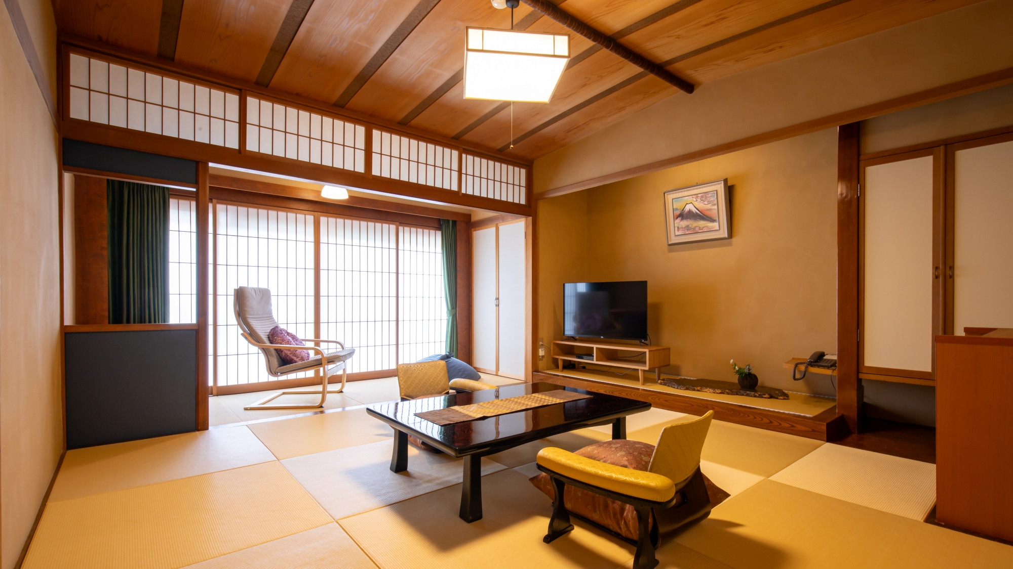 *【部屋一例／10畳和室乗鞍（2階）】温泉内湯付きの和室で足を延ばしておくつろぎください。