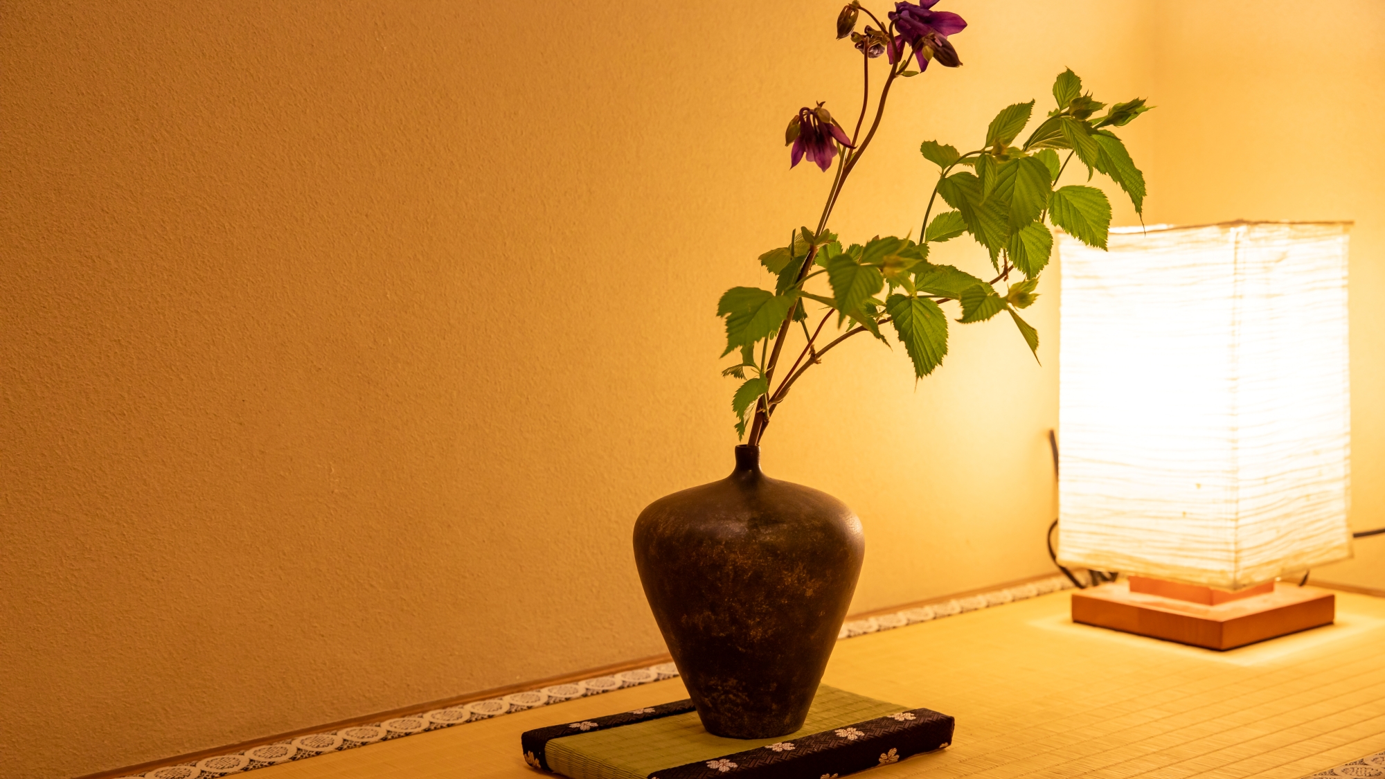 *【部屋一例／特別室すずらん・りんどう】床の間の生け花は季節によって変わるおもてなし。