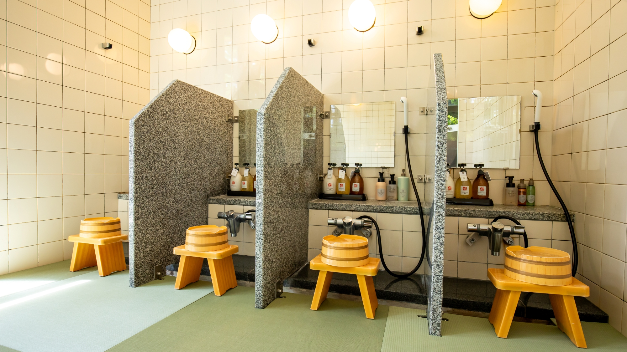 *【大浴場・夕映え】全面畳敷きにリニューアルした洗い場は滑りづらく、ハイハイする赤ちゃんも安心。