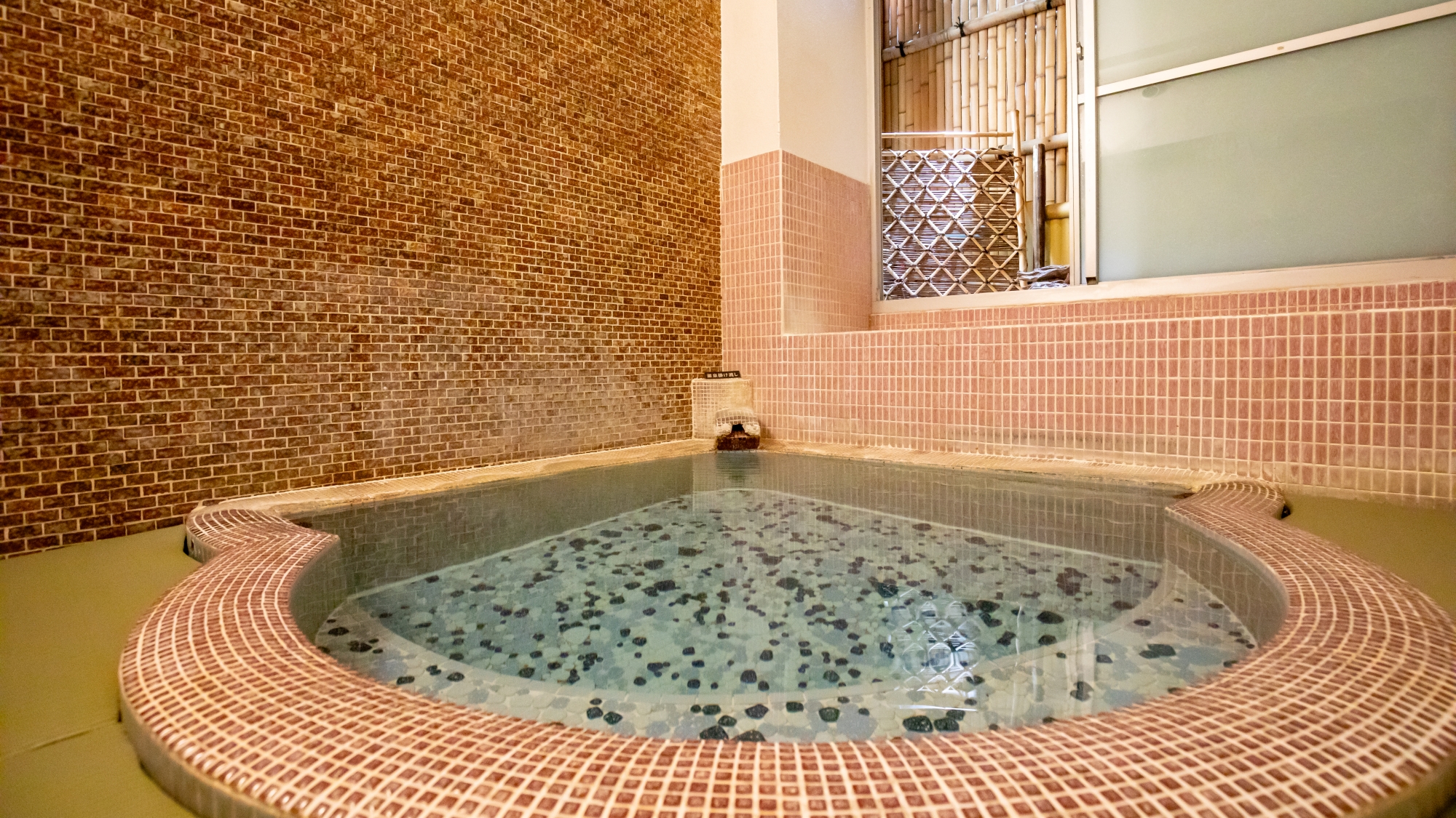 *【貸切風呂】レトロなタイル張りの源泉かけ流し貸切風呂は予約なし・無料でご利用いただけます。