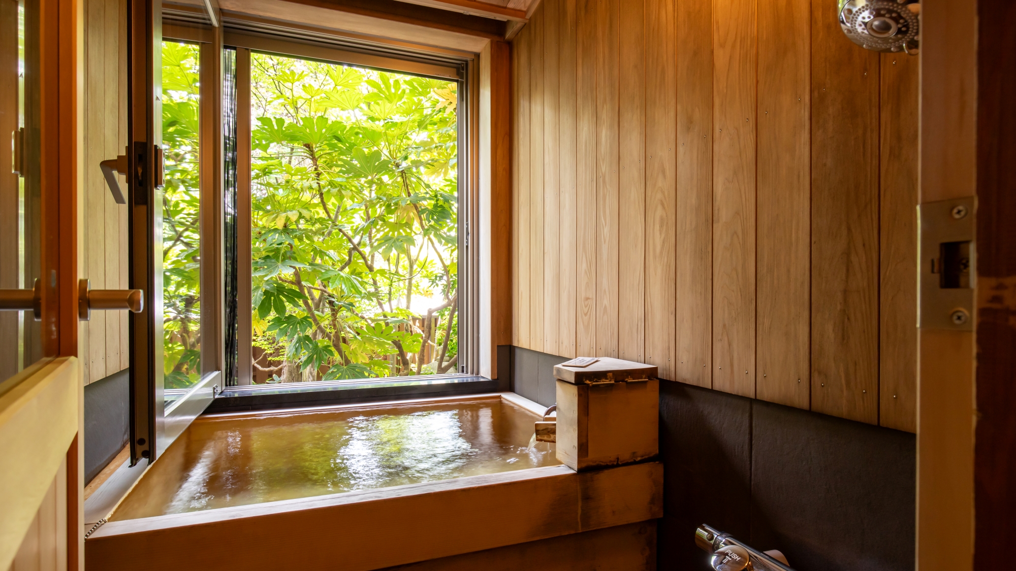 *【部屋一例／特別室すずらん（1階）】客室内の半露天風呂からはお庭を眺められます。