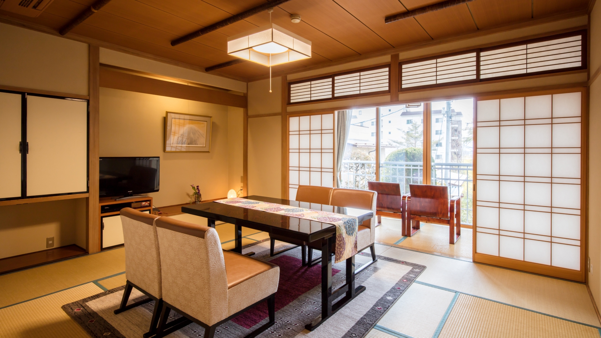 *【部屋一例／特別室りんどう（2階）】広縁スペースから景色を眺めてのんびりとお過ごしください。