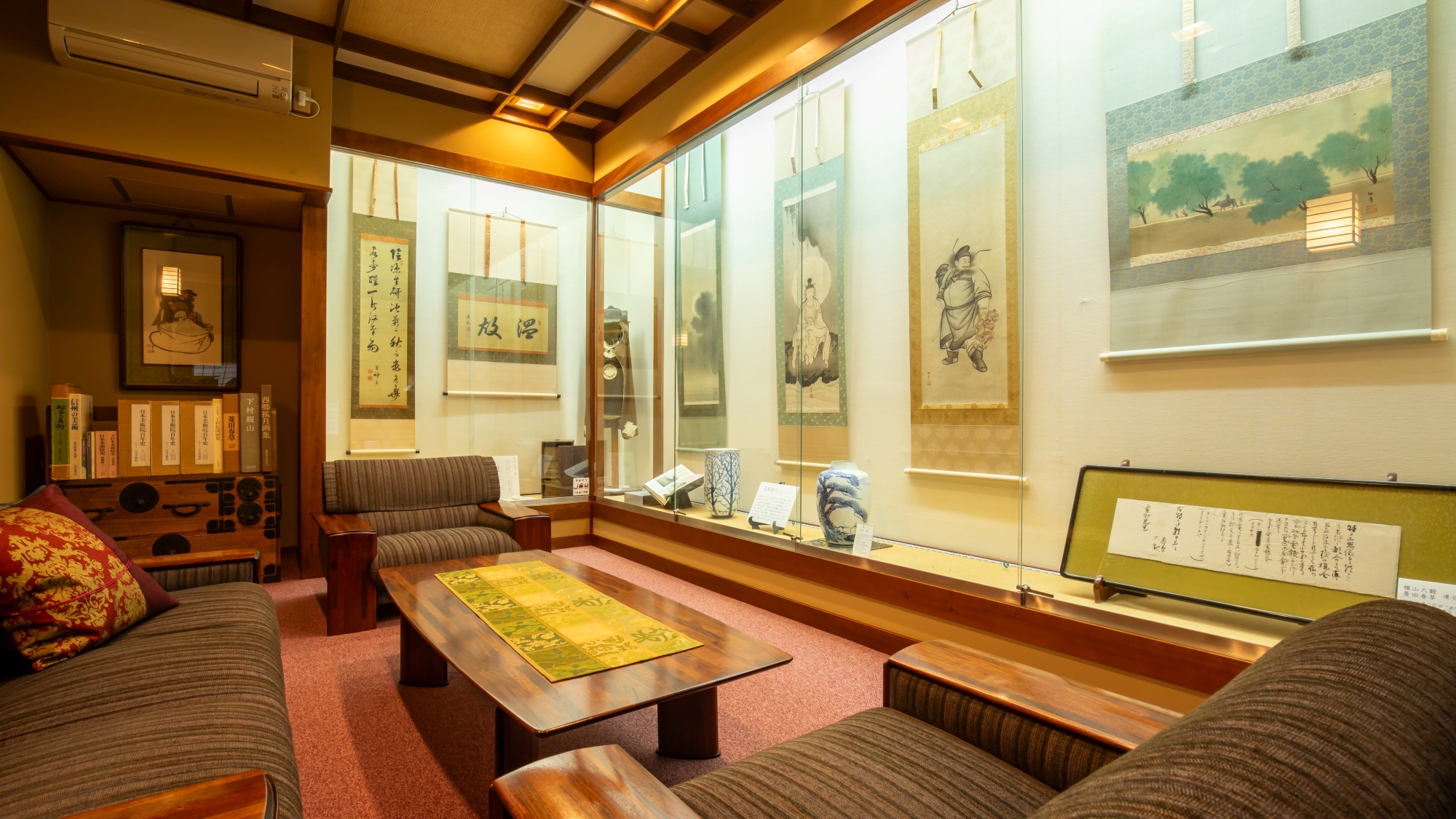 *【ギャラリー】日本画家「西郷孤月」の掛け軸をはじめ、先祖代々収集した古美術が並びます。