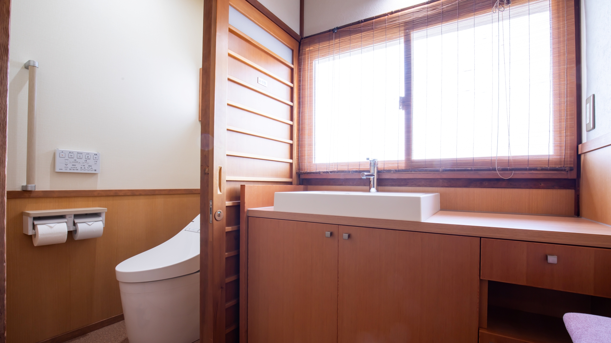 *【部屋一例／12.5畳和室常念（3階）】窓に面した明るい洗面所とトイレ。