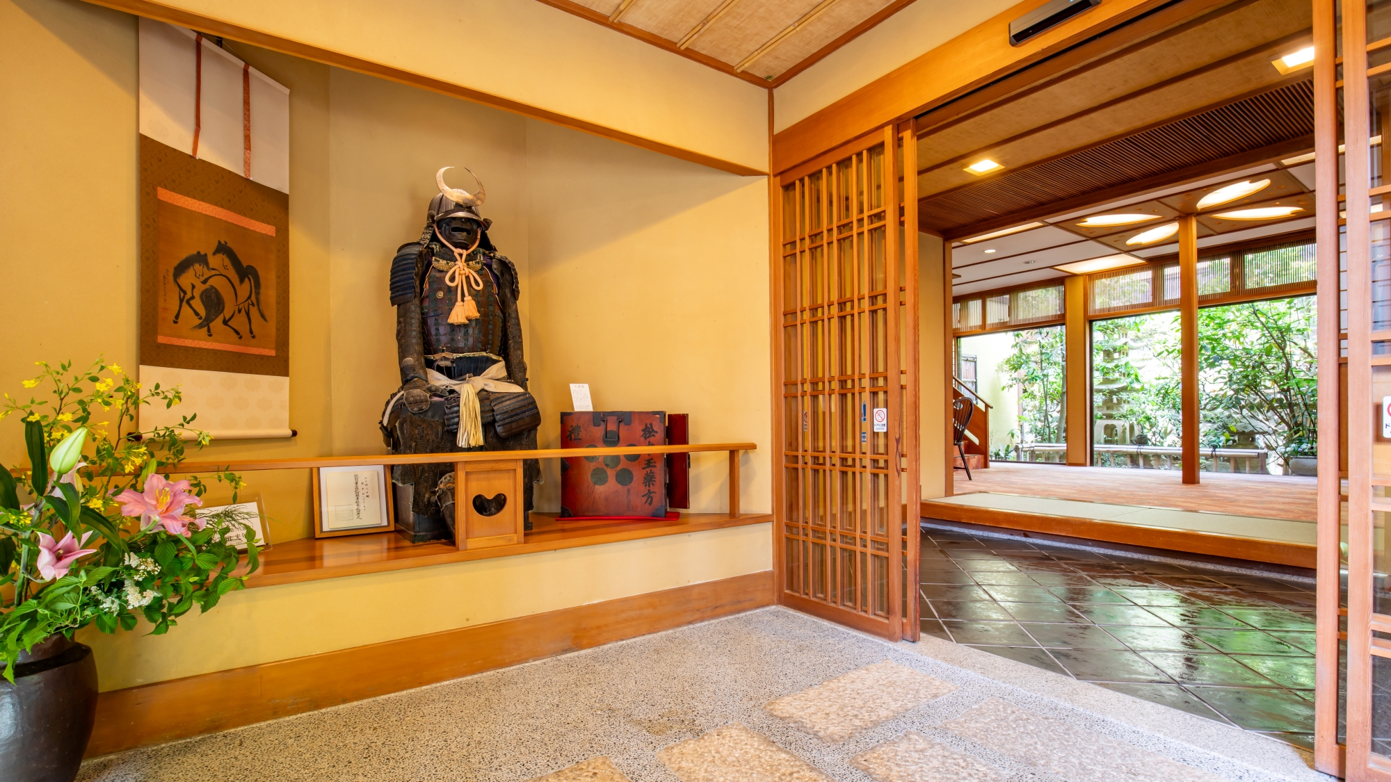 *【玄関】先祖代々受け継ぐ甲冑や古美術がお客様をお出迎えいたします。