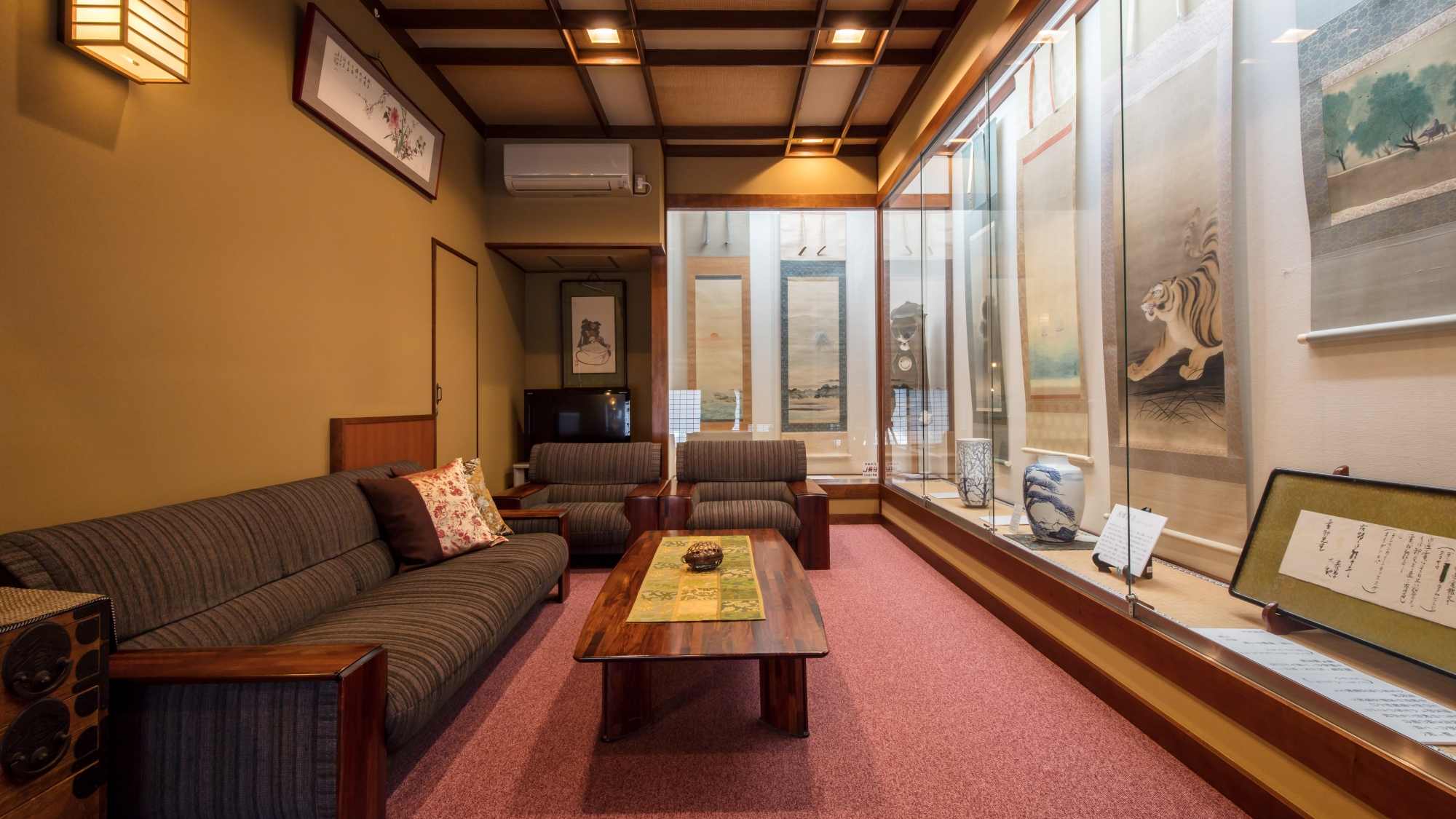 *【ギャラリー】当館自慢の古美術をくつろぎながら堪能できる場所をご用意しました。