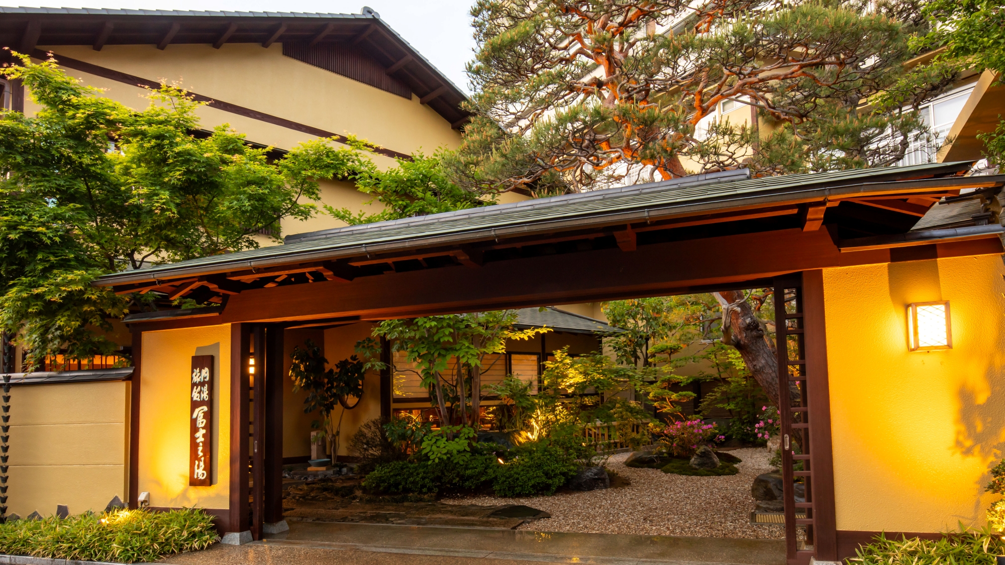 *【外観】堂々とした門構えは、松本市景観賞を受賞した浅間温泉の昔ながらの街並みです。