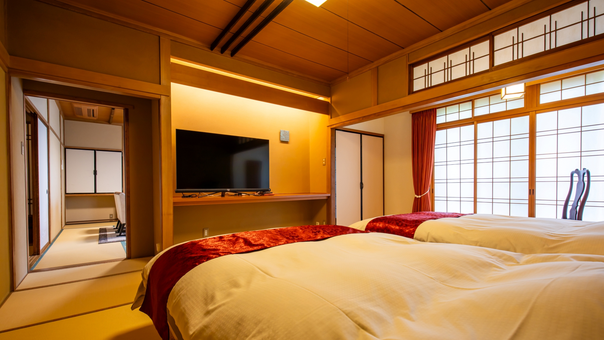 *【部屋一例／特別室すずらん・りんどう】ベッドルームに50インチTV。寝ころびながらご覧になれます。