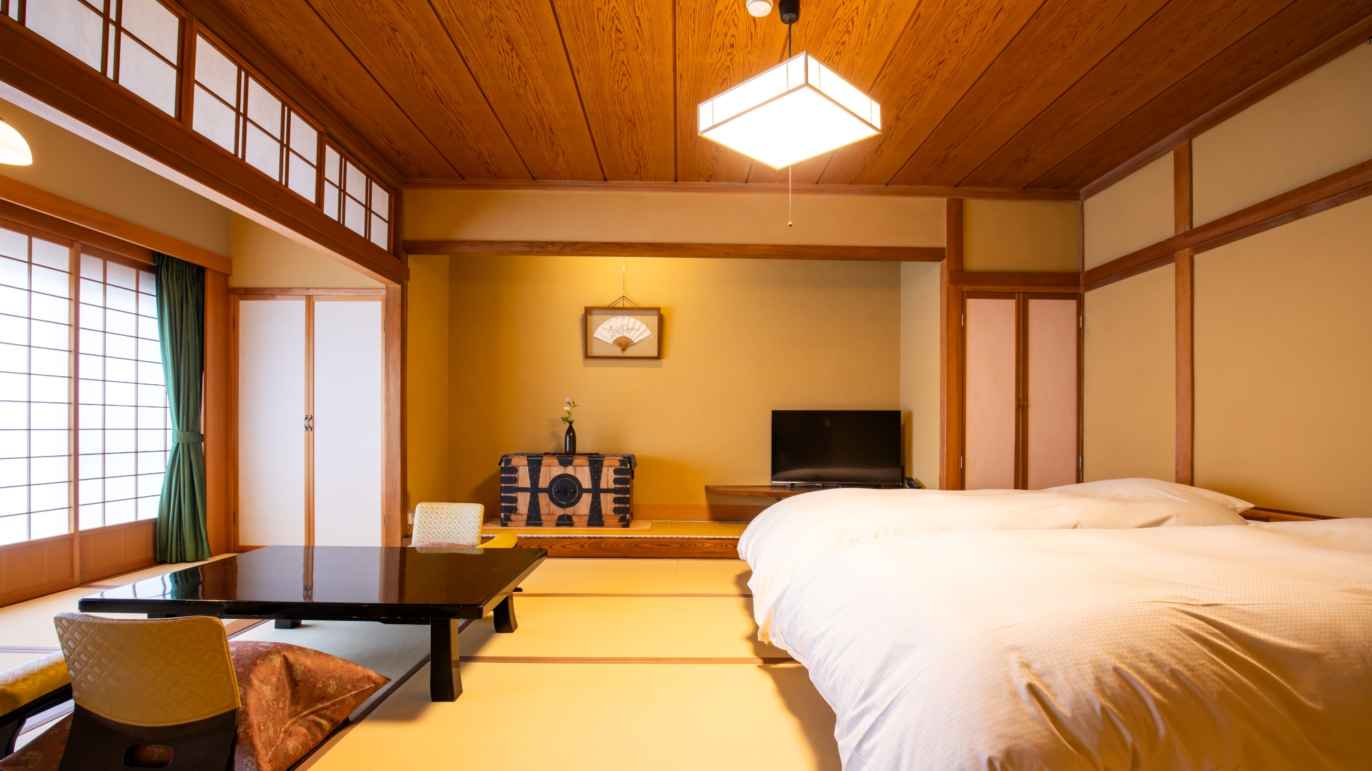 *【部屋一例／12.5畳和室常念（3階）】2025年3月のリニューアルで畳ベッドを導入しました。