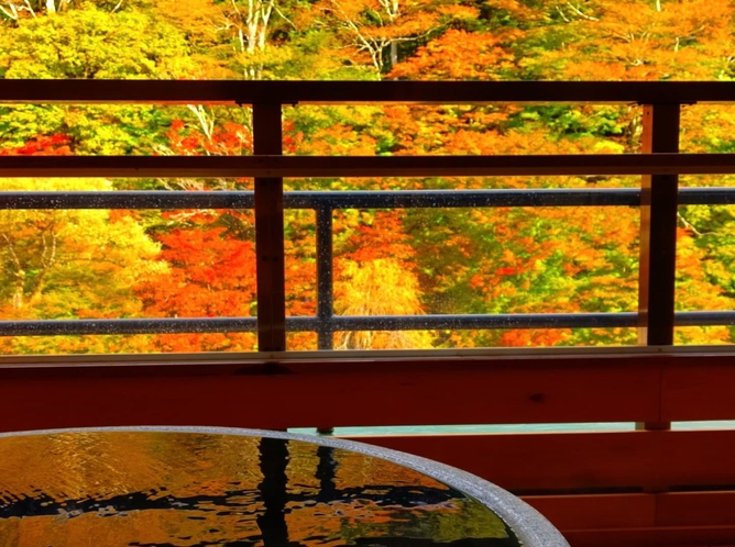 紅葉時期の露天風呂付客室陶器風呂からの眺め