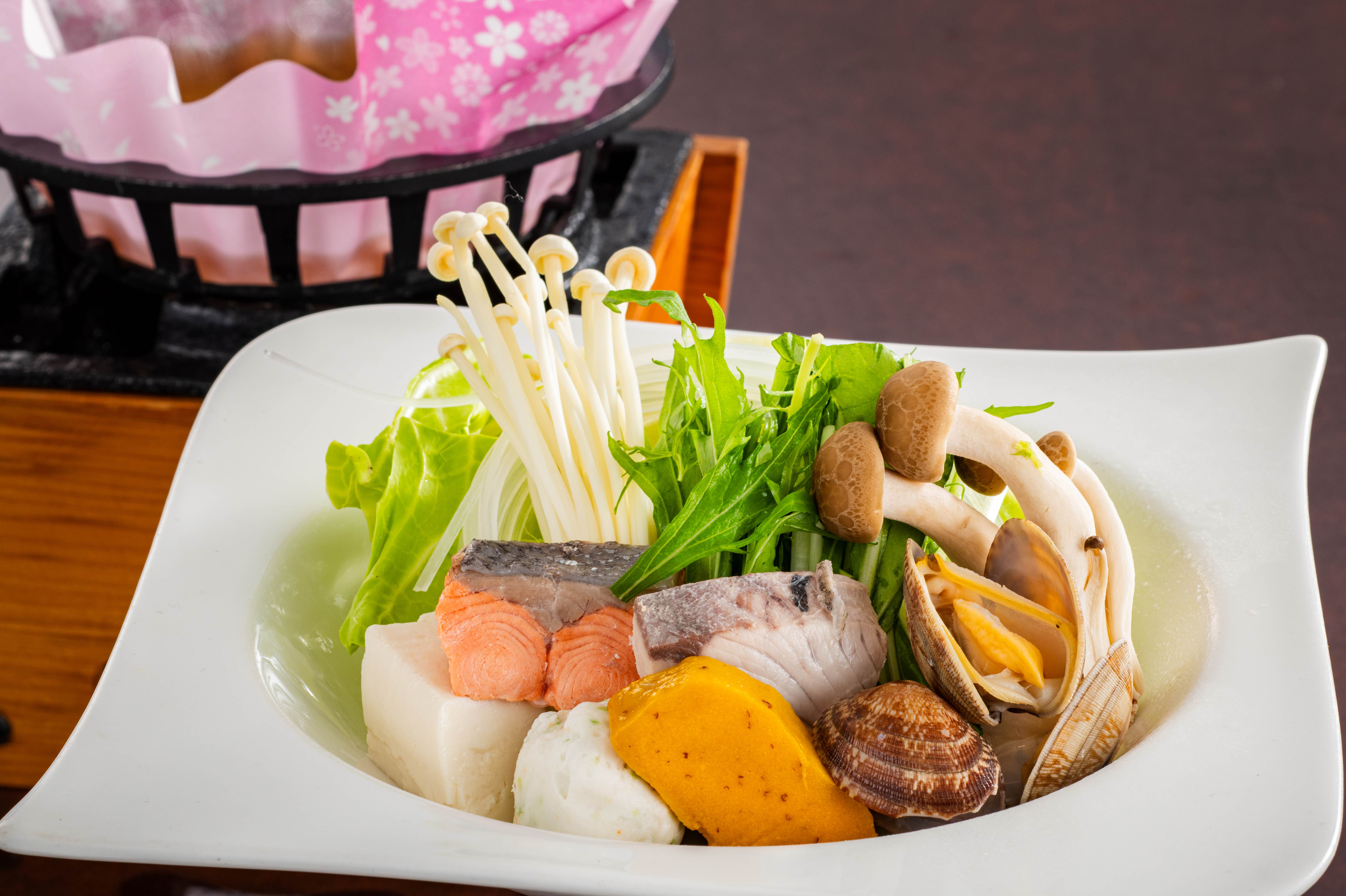 鍋物季節ごとに旬な食材を使用しております