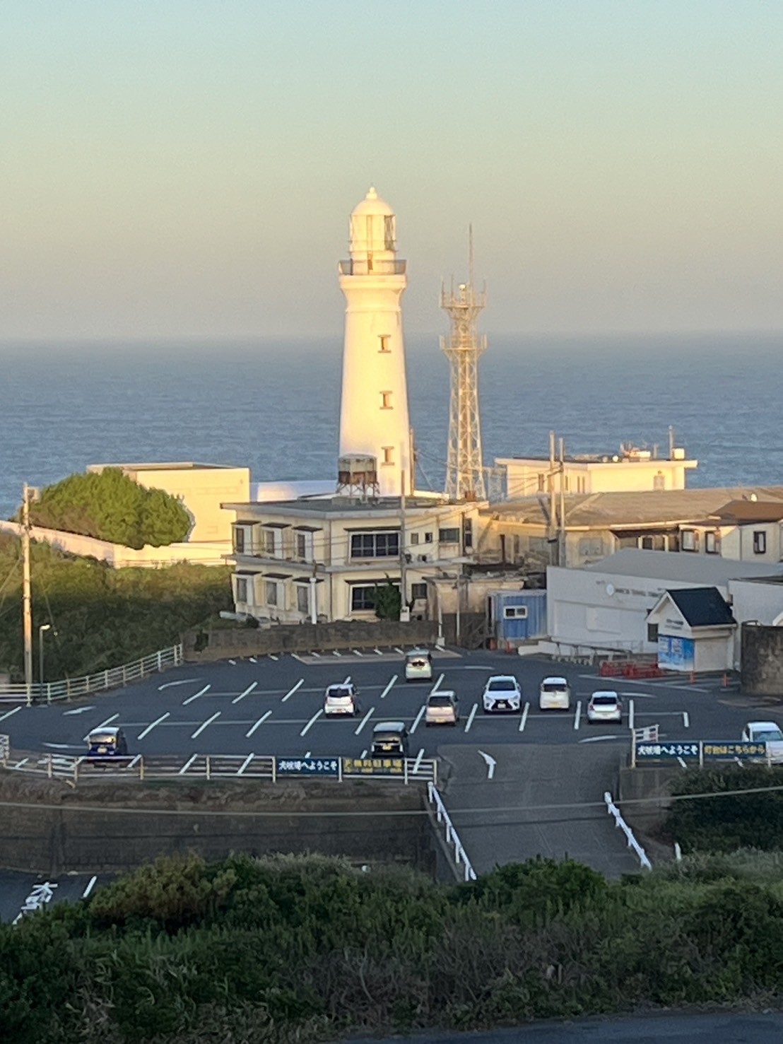 太平洋に突き出た岬、犬吠埼と白亜の灯台（ホテル屋上より）