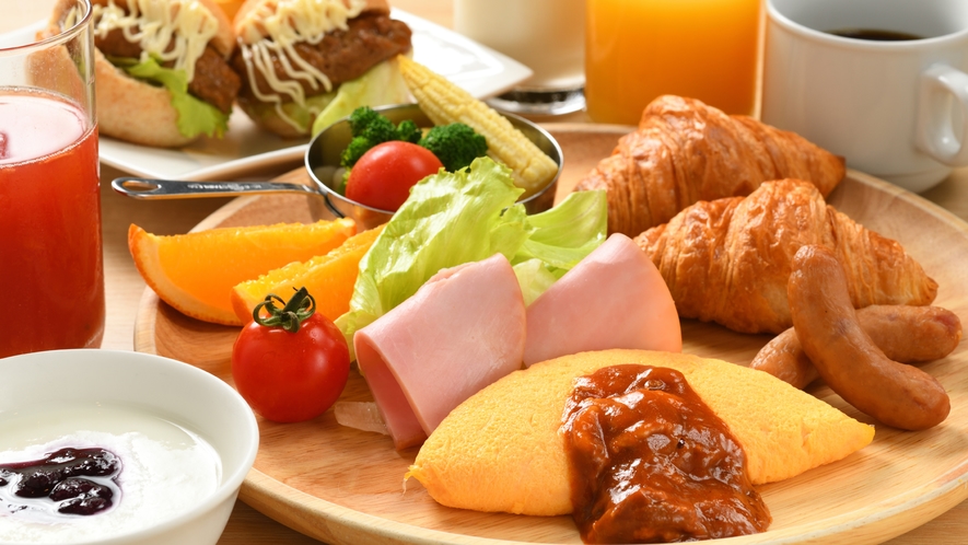【朝食バイキング】焼きたてパンやオープンサンド、出来立てオムレツ、グリル野菜やトマトスムージー♪