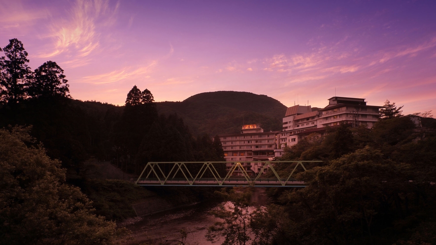 湯の杜 ホテル志戸平 全景（夕暮）