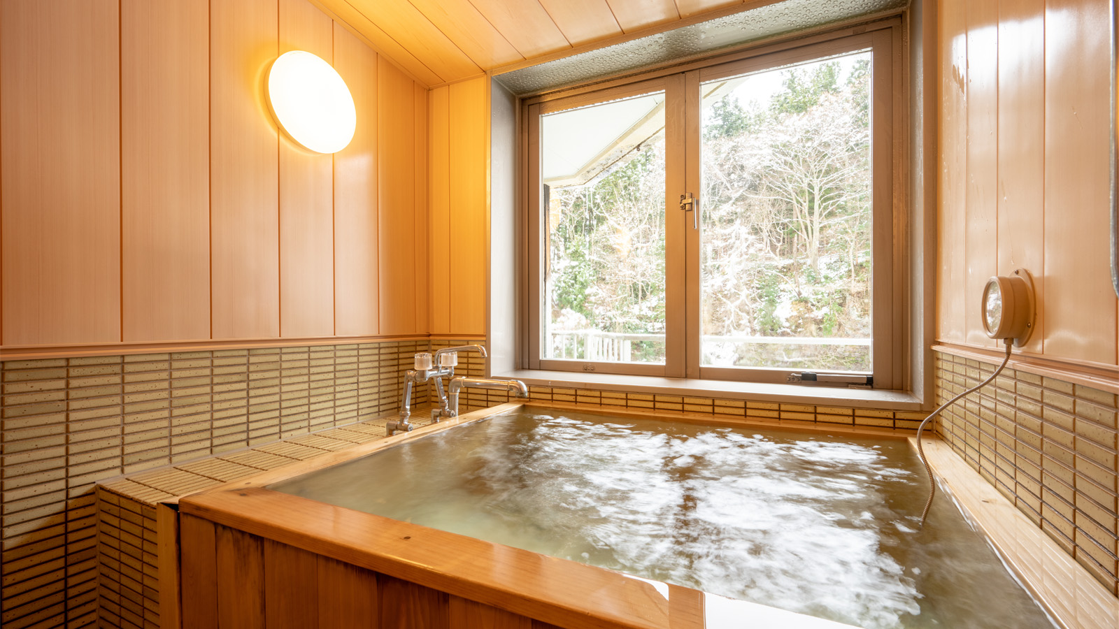 【貸切風呂/ひばの湯】ひばの木の浴槽、内風呂タイプ。※有料・要予約制