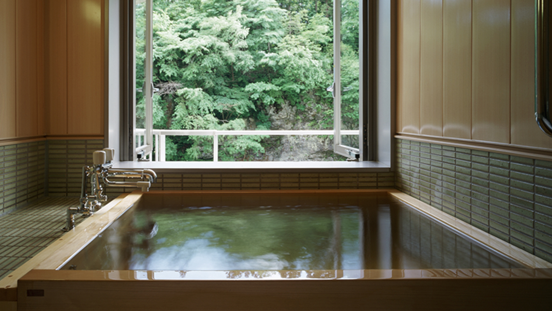 【貸切風呂/ひばの湯】ひばの木の浴槽、内風呂タイプ。※有料・要予約制