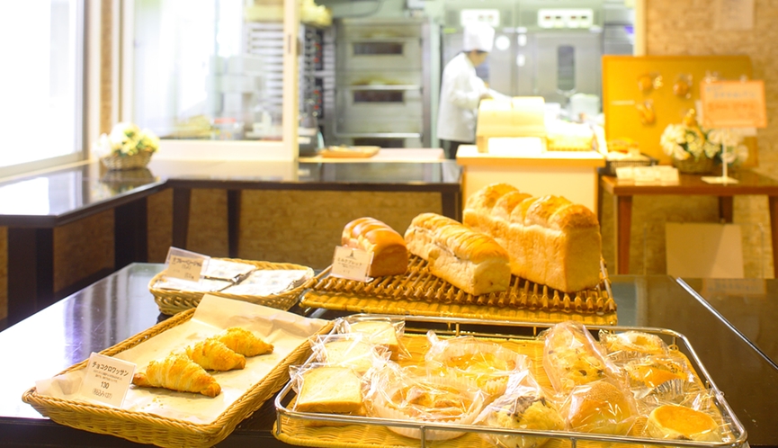 【パン工房】朝食会場のパンは、焼き立てパン♪販売＆パン作り体験もできます。※有料・要予約