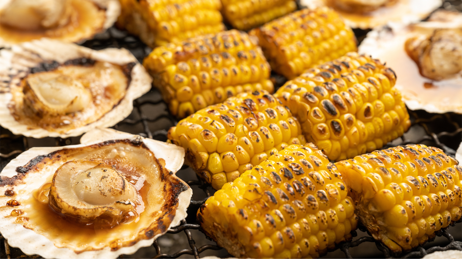 【ホタテととうもろこしの網焼き】調理スタッフが目の前で焼いたアツアツをどうぞお召し上がりください。