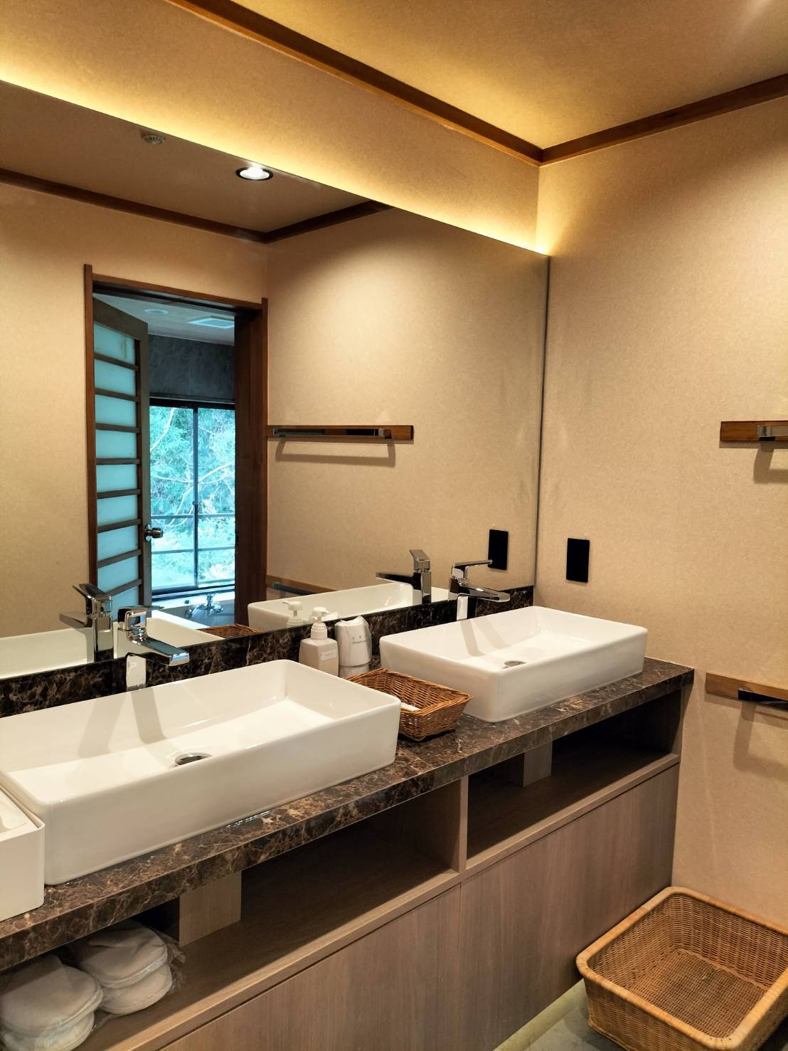 【2024年新装】海望める標準室〈和洋室10畳+自然豊かな内風呂〉