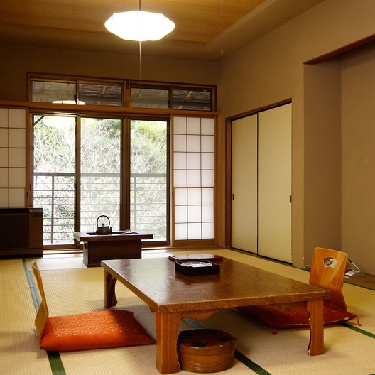 【本館和室】日本情緒あふれるレトロな雰囲気の和室